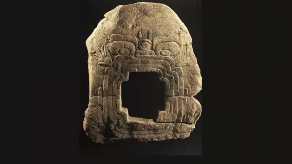 Esta escultura olmeca se llama el «Monstruo de la Tierra». La escultura de piedra de al menos 1.500 años de antigüedad y 2 x 1,5 metros de tamaño, conocida como monstruo de la tierra.