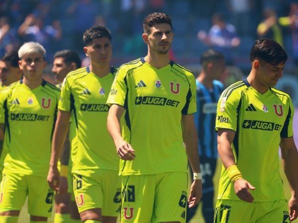 Lucas Di Yorio con el plantel de la Universidad de Chile