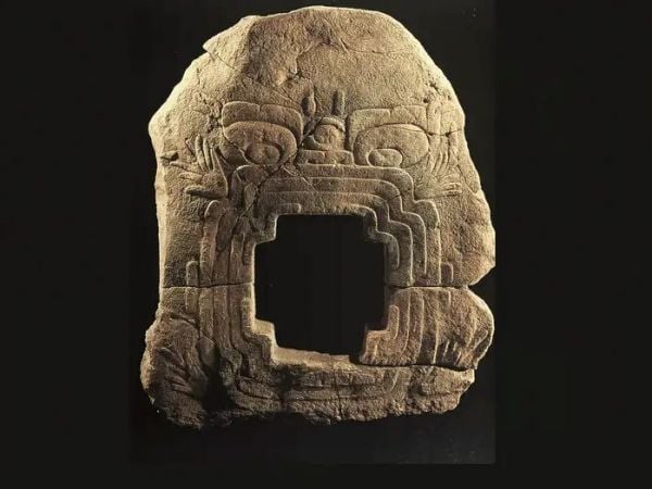 Esta escultura olmeca se llama el «Monstruo de la Tierra». La escultura de piedra de al menos 1.500 años de antigüedad y 2 x 1,5 metros de tamaño, conocida como monstruo de la tierra.