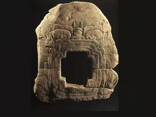 Esta escultura olmeca se llama el «Monstruo de la Tierra». La escultura de piedra de al menos 1.500 años de antigüedad y 2 x 1,5 metros de tamaño, conocida como monstruo de la tierra.