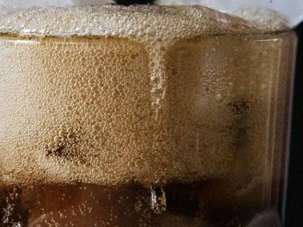 Bebida azucarada con fructosa asociada a aumento de inflamación del sistema inmune según estudio científico.