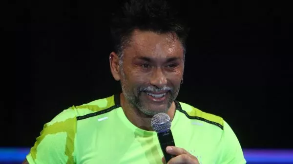 Marcelo Ríos feliz hablando por un micrófono