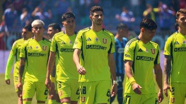 Lucas Di Yorio con el plantel de la Universidad de Chile