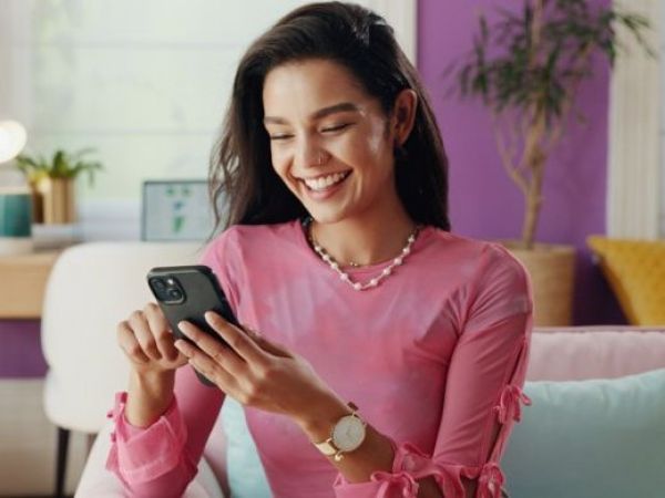 Persona navegando en su celular. Uno AFP