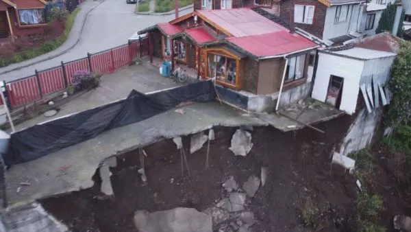 Socavón dejó vivienda al borde del derrumbe en Quellón tras intensa lluvia