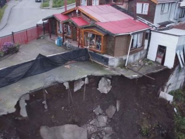 Socavón dejó vivienda al borde del derrumbe en Quellón tras intensa lluvia