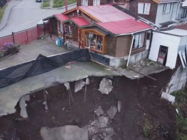 Socavón dejó vivienda al borde del derrumbe en Quellón tras intensa lluvia