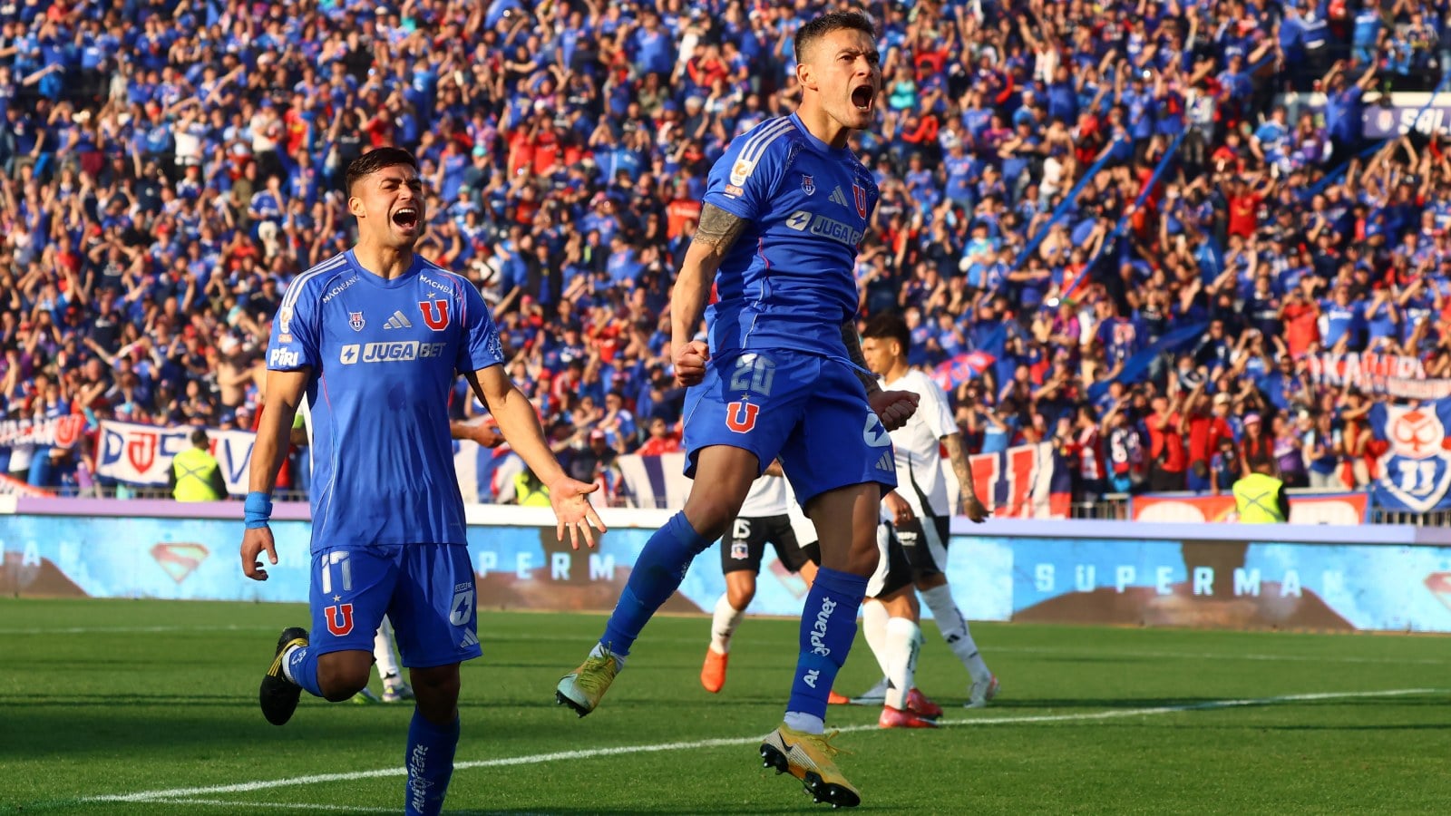 Charles Aránguiz celebrando un gol por la Universidad de Chile
