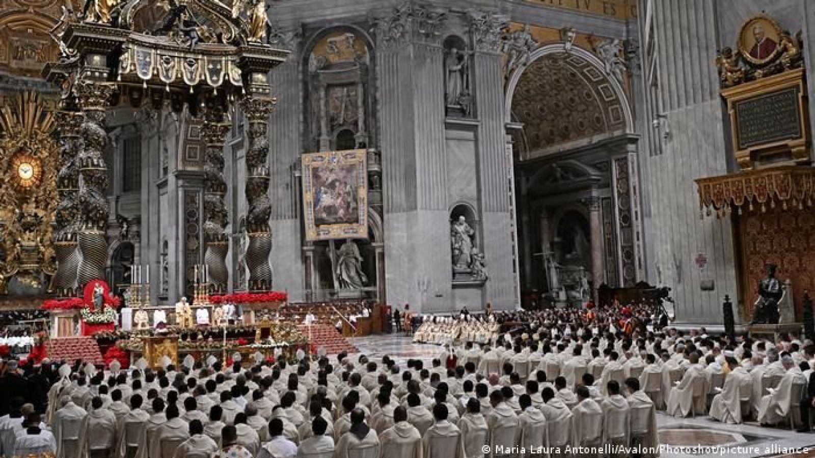 Papa celebra su primera misa en el Vaticano