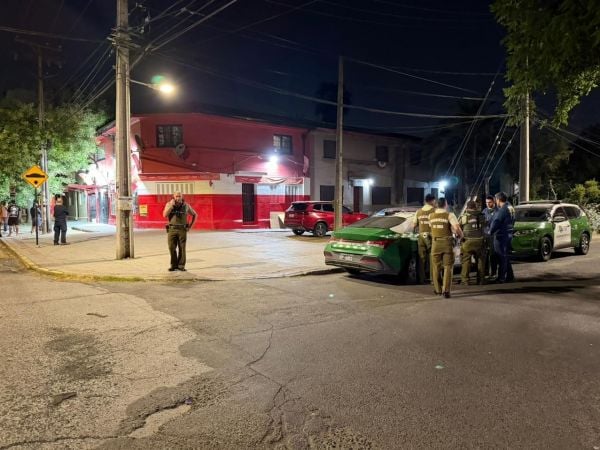 Carabineros en el sitio del robo armado en Barrio Yungay.