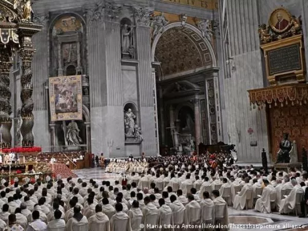 Papa celebra su primera misa en el Vaticano