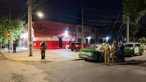 Carabineros en el sitio del robo armado en Barrio Yungay.
