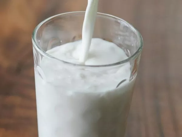 Vaso lleno de leche.