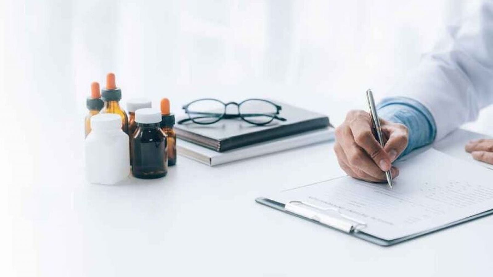 Prisión preventiva para 6 médicos extranjeros emisores de licencias falsas