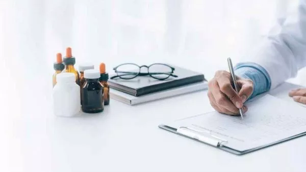 Prisión preventiva para 6 médicos extranjeros emisores de licencias falsas