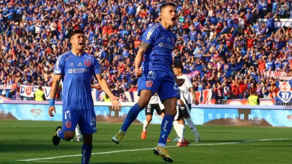 Charles Aránguiz celebrando un gol por la Universidad de Chile