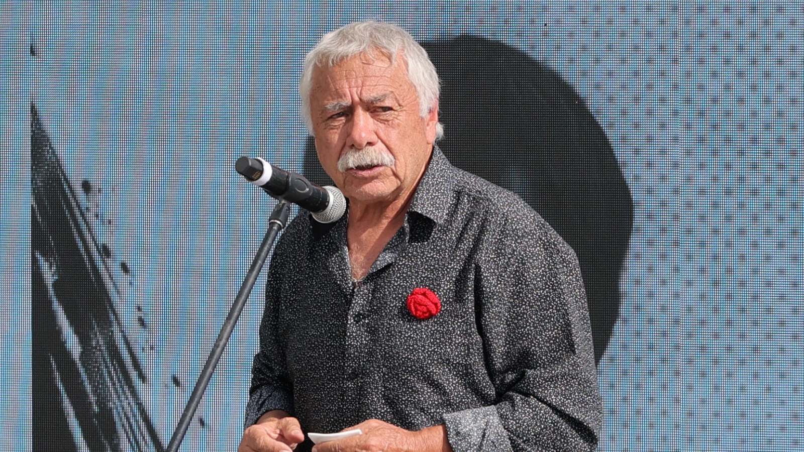 Carlos Caszely realizando un discurso en un evento de Colo Colo