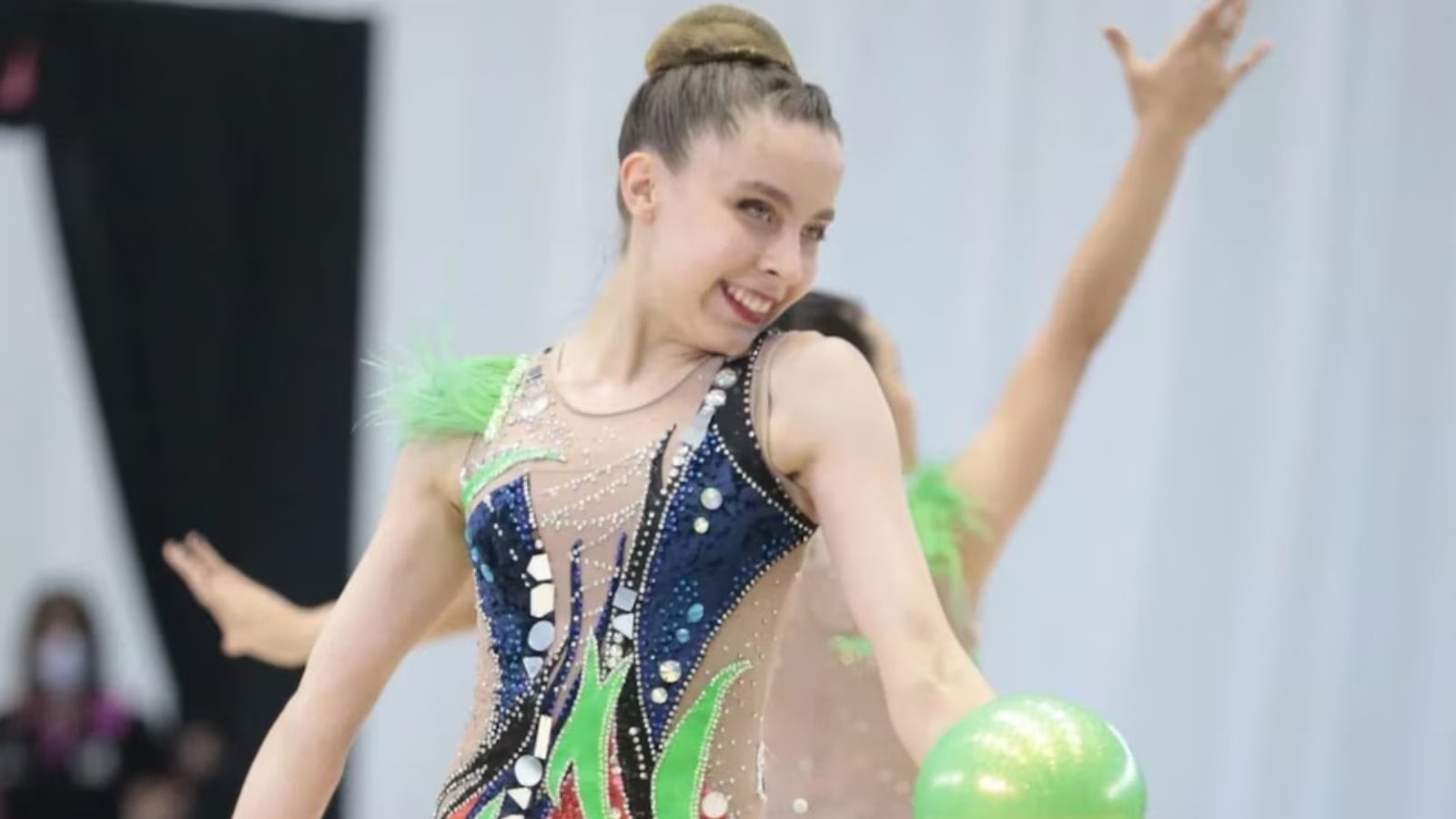 Isabelle Marciniak realizando una rutina de gimnasia ritmica