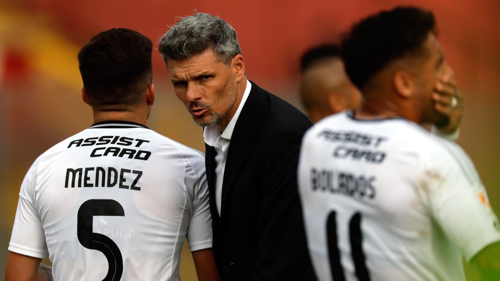 Fernando Ortiz dirigiendo un partido de Colo Colo