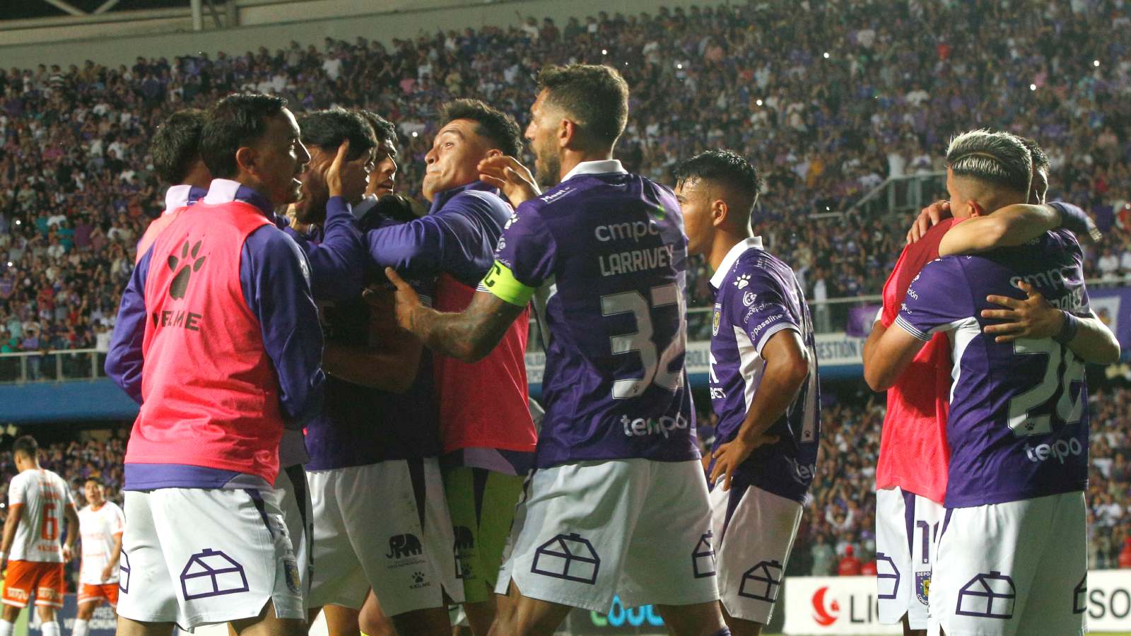 Plantel de Deportes Concepción celebrando un gol