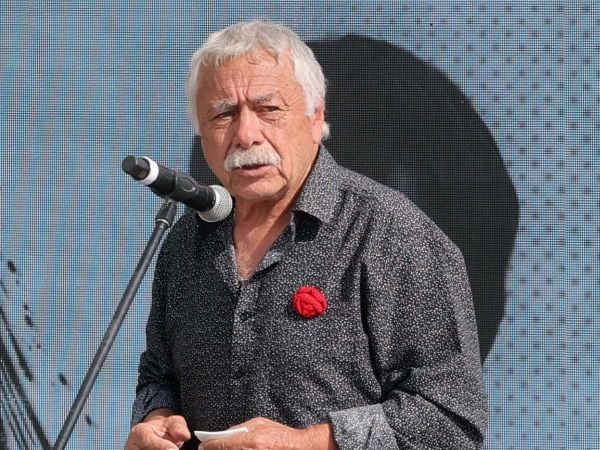 Carlos Caszely realizando un discurso en un evento de Colo Colo