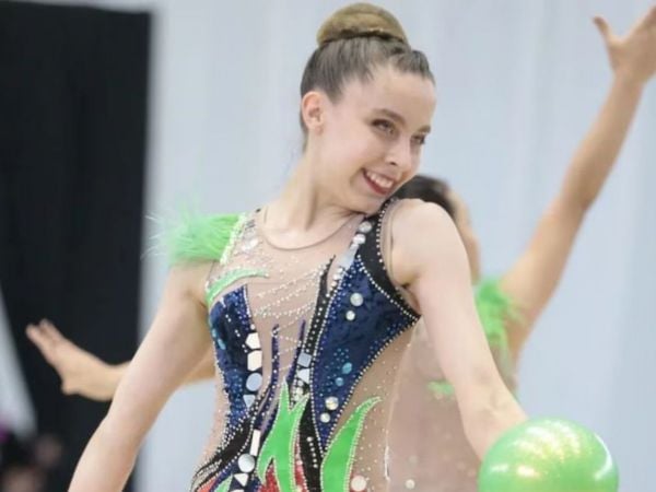Isabelle Marciniak realizando una rutina de gimnasia ritmica