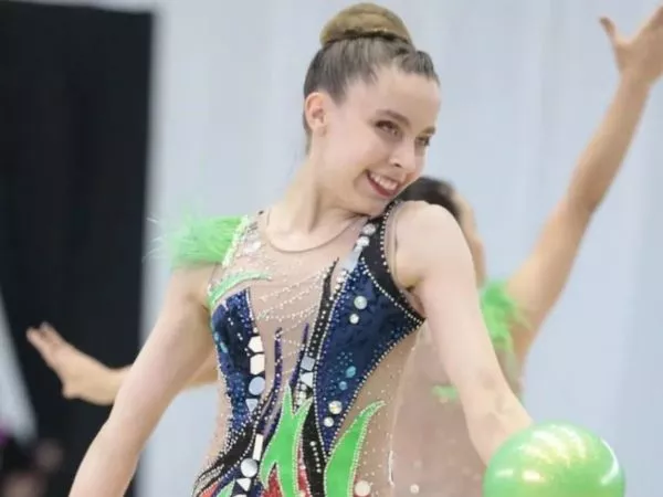 Isabelle Marciniak realizando una rutina de gimnasia ritmica