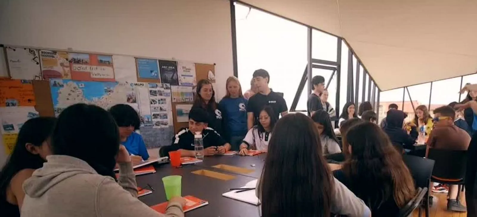 24 Horas Reportajes | Surf e inglés: una ola de oportunidades