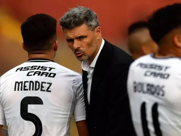 Fernando Ortiz dirigiendo un partido de Colo Colo