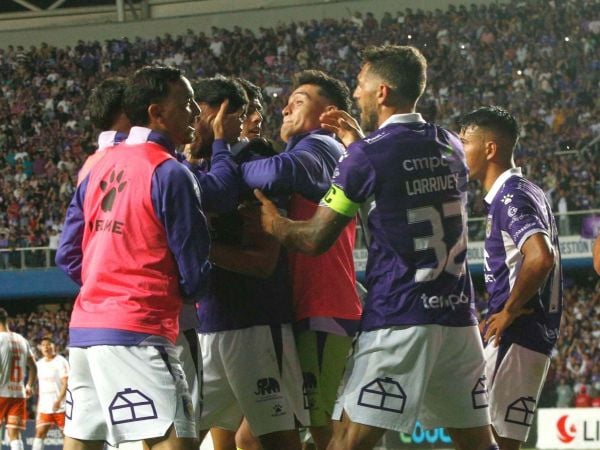 Plantel de Deportes Concepción celebrando un gol