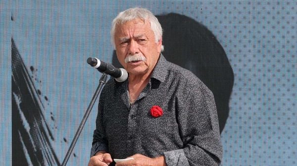 Carlos Caszely realizando un discurso en un evento de Colo Colo