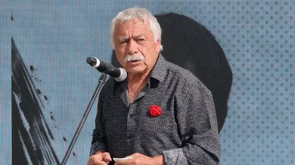 Carlos Caszely realizando un discurso en un evento de Colo Colo