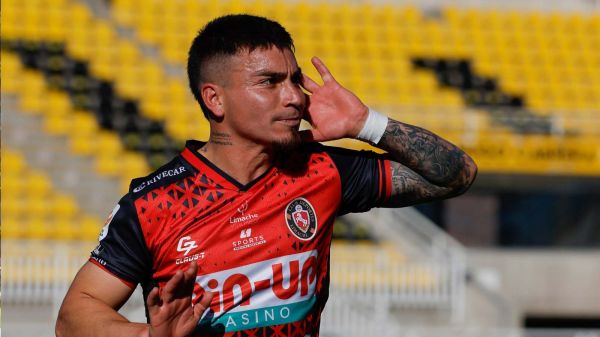 Daniel Castro celebrando un gol por Deportes Limache