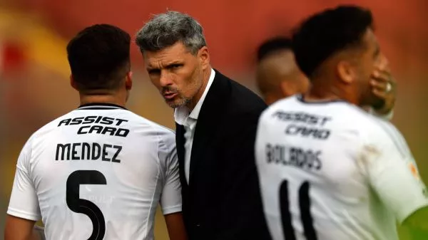 Fernando Ortiz dirigiendo un partido de Colo Colo