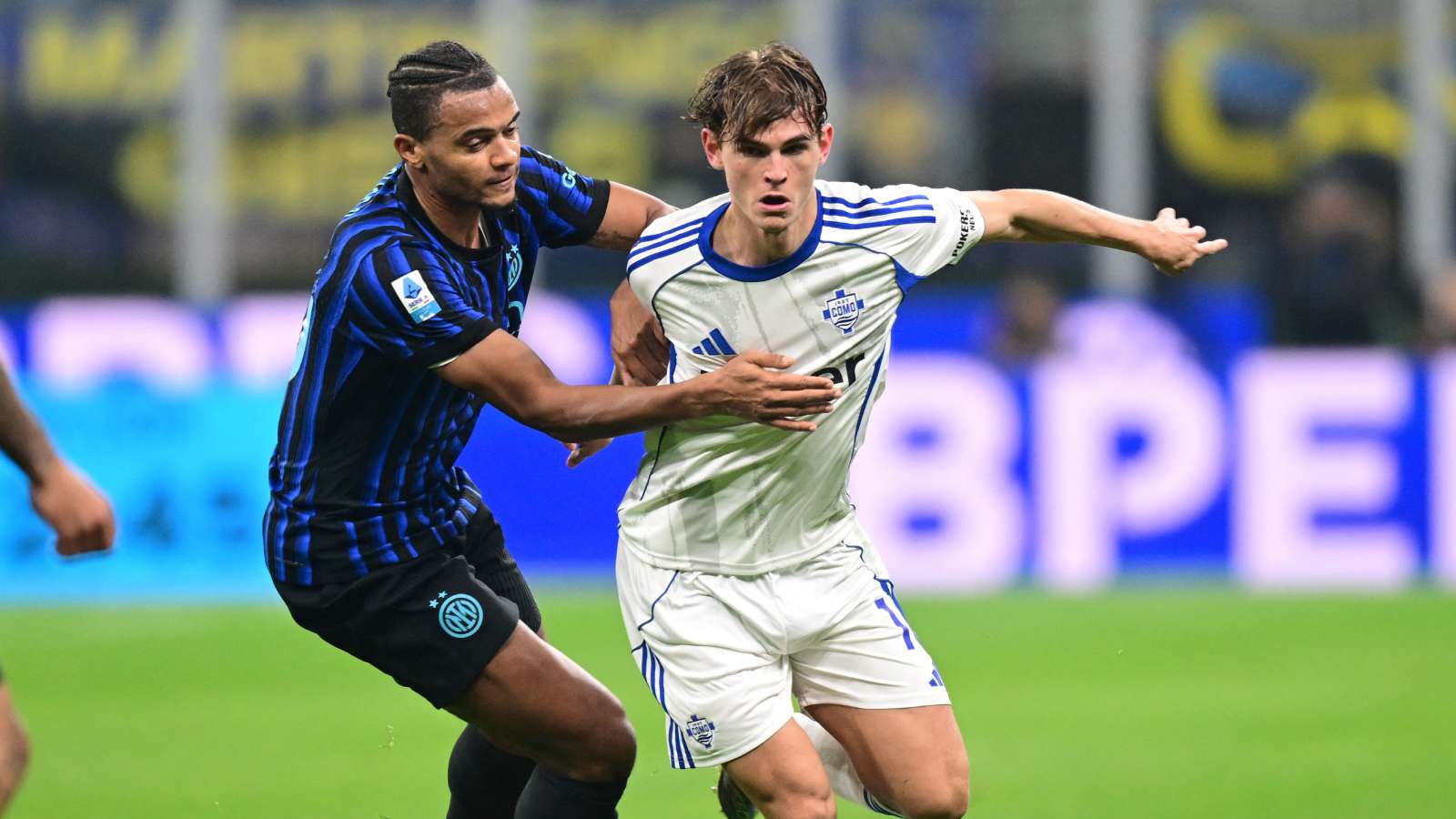 Nico Paz jugando por el Como ante el Inter de Milán