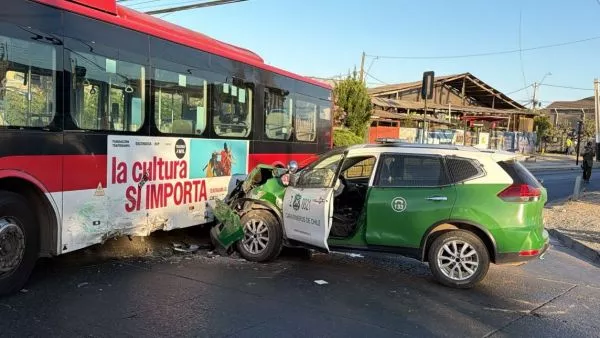 Dos carabineros heridos: Fuerte choque de patrulla con bus en Pudahuel