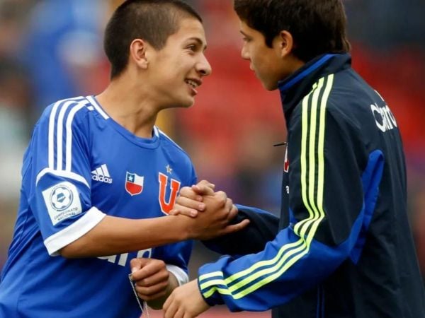 Benjamín Inostroza celebrando su debut goleador con 15 años en la Universidad de Chile