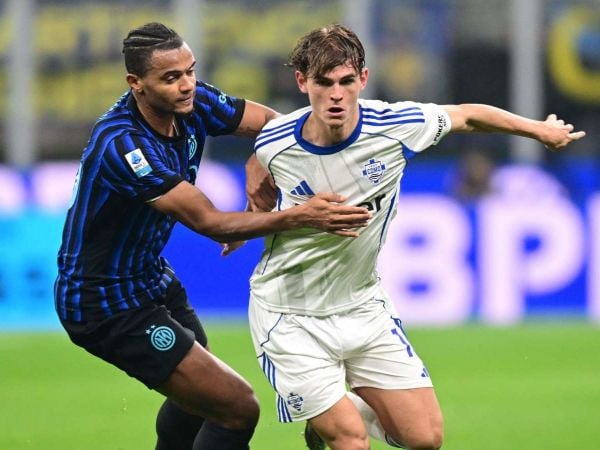 Nico Paz jugando por el Como ante el Inter de Milán