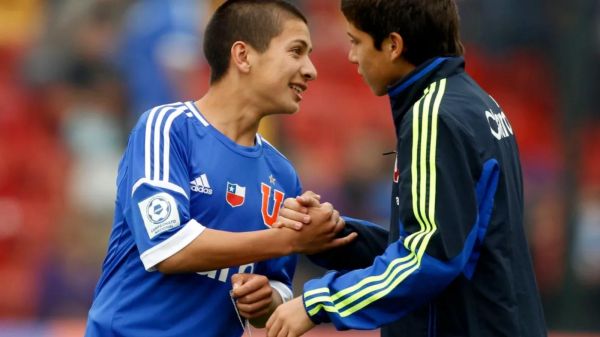 Benjamín Inostroza celebrando su debut goleador con 15 años en la Universidad de Chile