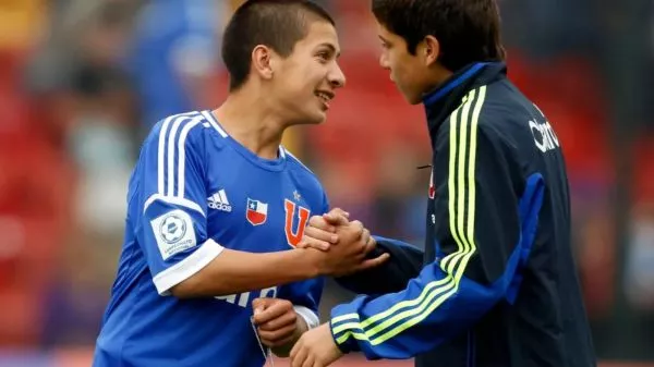 Benjamín Inostroza celebrando su debut goleador con 15 años en la Universidad de Chile