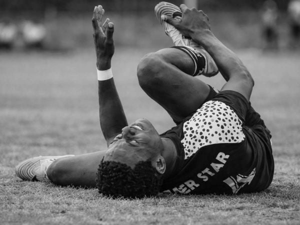 Imagen referencial de un jugador tendido en el césped