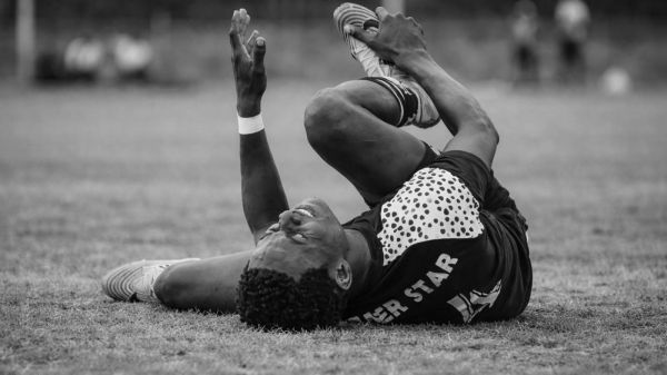 Imagen referencial de un jugador tendido en el césped