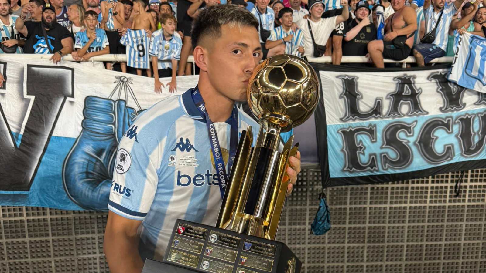 Adrián “Toto” Fernández con la Recopa Sudamericana