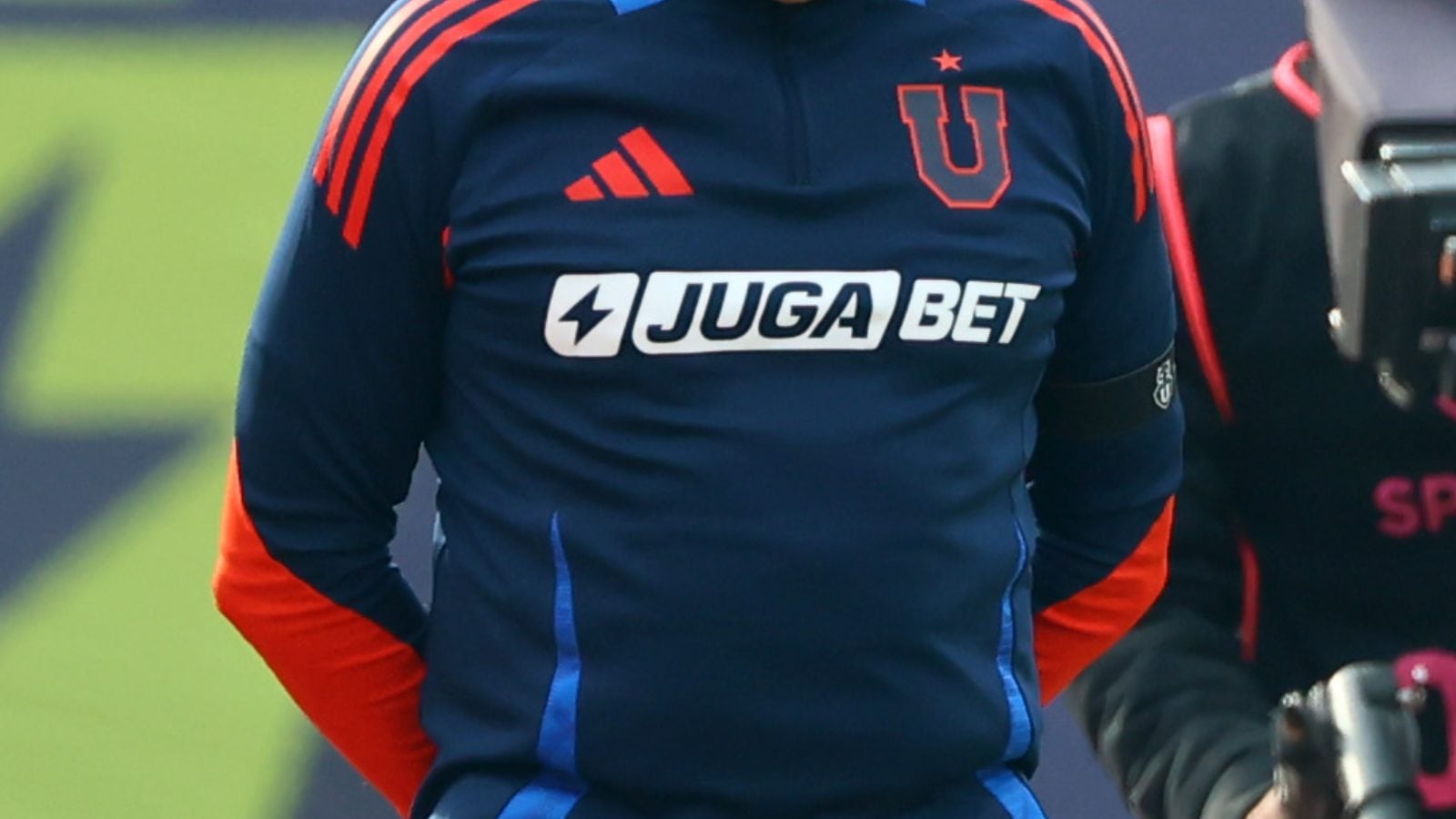 Gustavo Álvarez dirigiendo a la Universidad de Chile