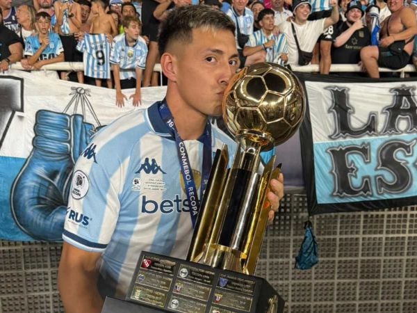 Adrián “Toto” Fernández con la Recopa Sudamericana
