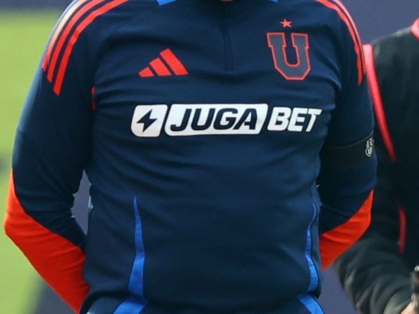 Gustavo Álvarez dirigiendo a la Universidad de Chile