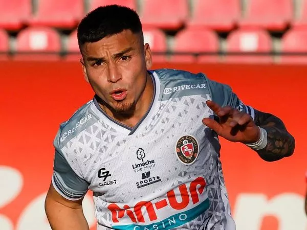 Daniel 'Popín' Castro celebrando un gol por la Liga de Primera