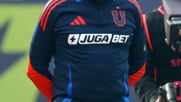 Gustavo Álvarez dirigiendo a la Universidad de Chile