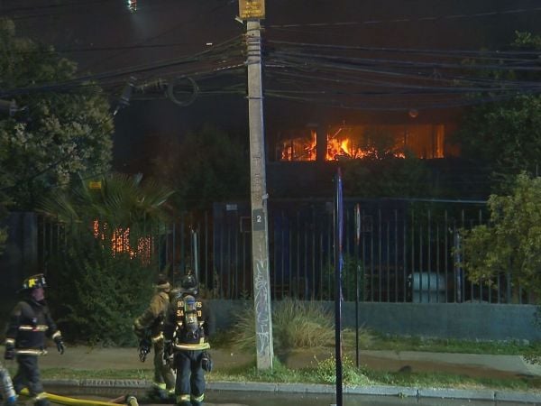Bomberos en bodegas intentando apagar el incendio.
