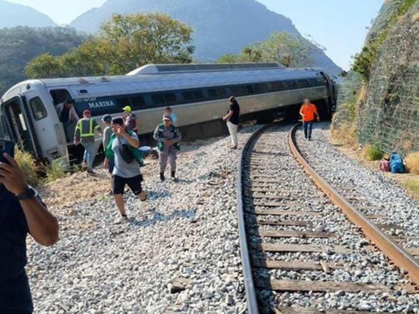 Momento en que el tren se descarriló de la vía.